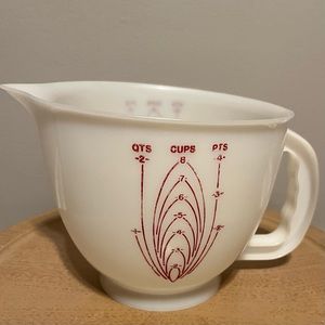 Vintage Tupperware Mix-N-Stor 2 Quart measuring cup